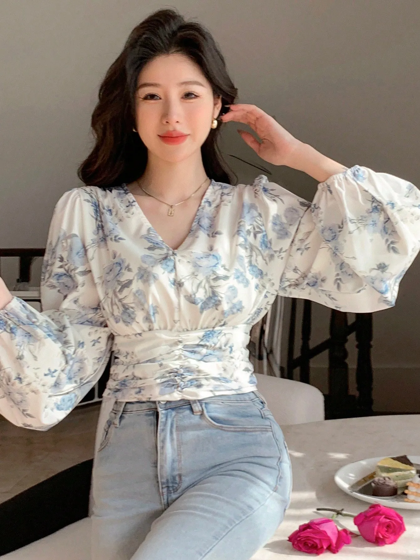 Women's Floral Print V-Neck Short Puff Sleeve Cropped Shirt With Waist-Cinching
