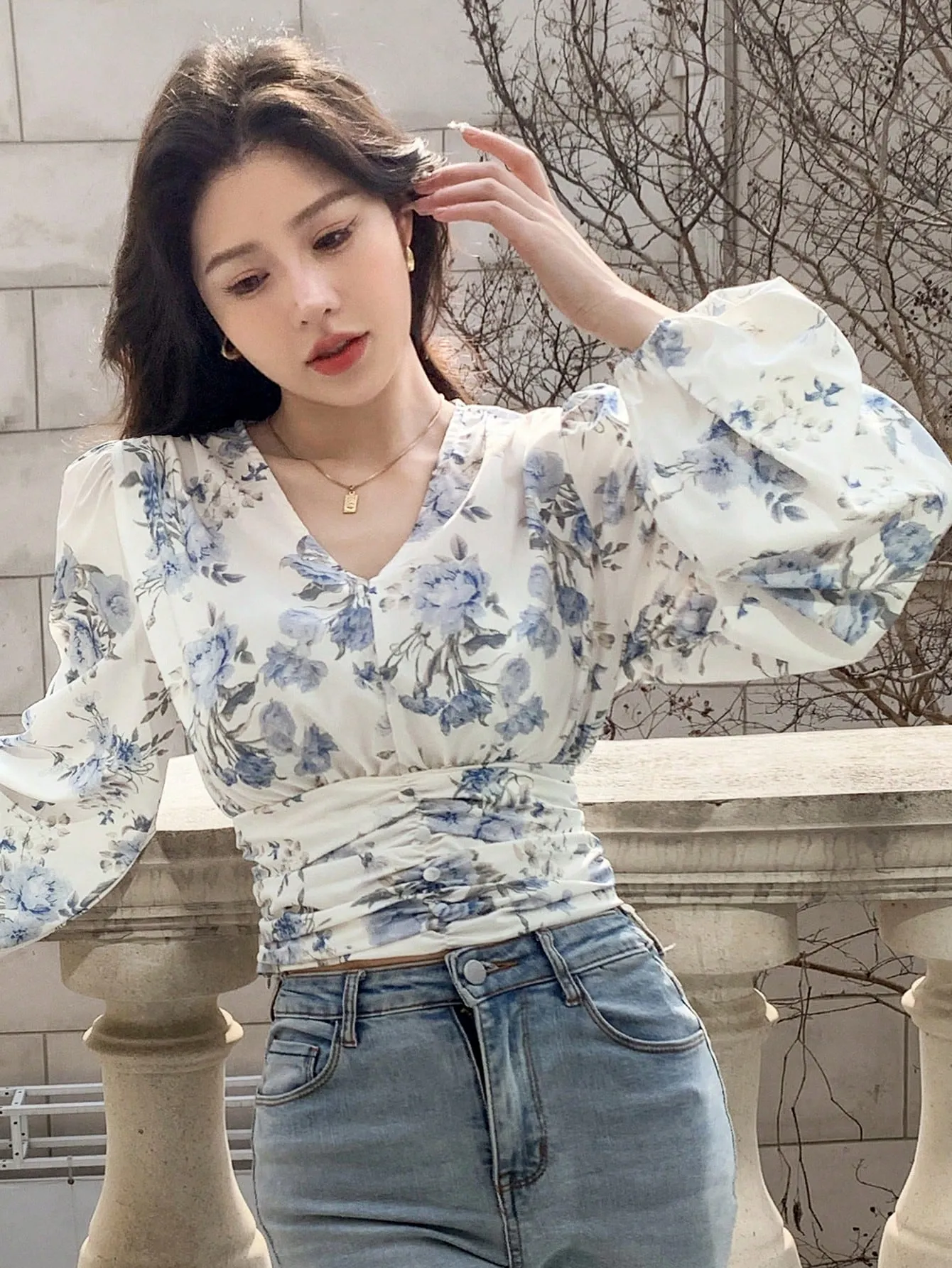 Women's Floral Print V-Neck Short Puff Sleeve Cropped Shirt With Waist-Cinching