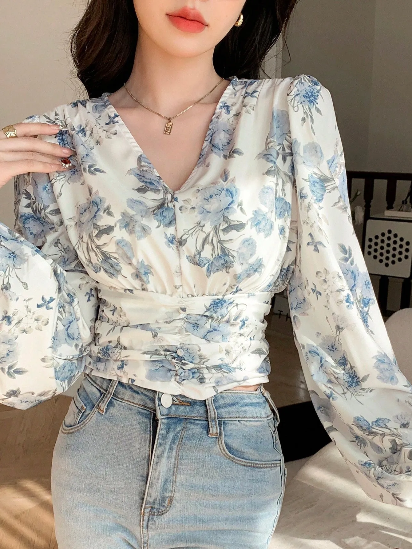 Women's Floral Print V-Neck Short Puff Sleeve Cropped Shirt With Waist-Cinching